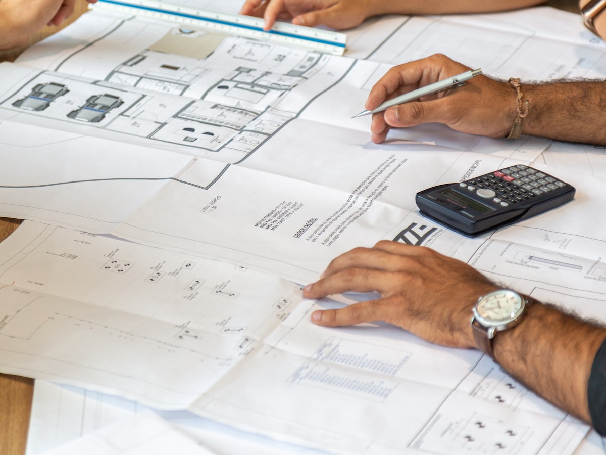Il team Arredostandesigne al lavoro nello studio di progettazione di Milano